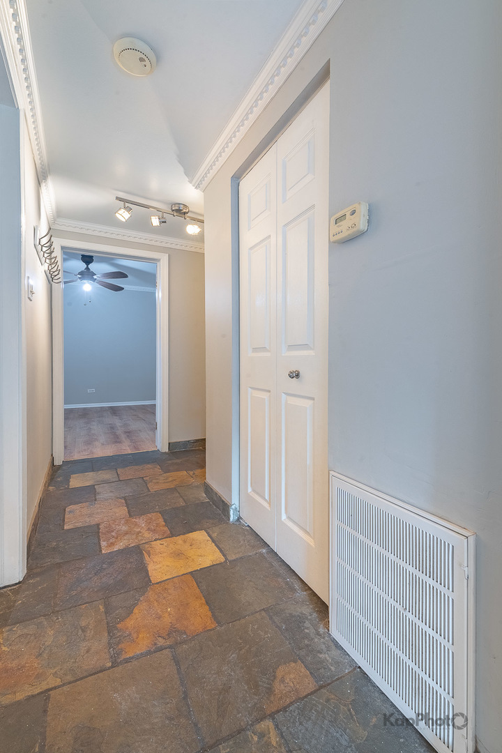 4240 N Clarendon Avenue Unit: 200S