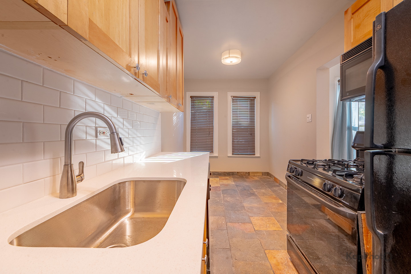 4240 N Clarendon Avenue Unit: 200S