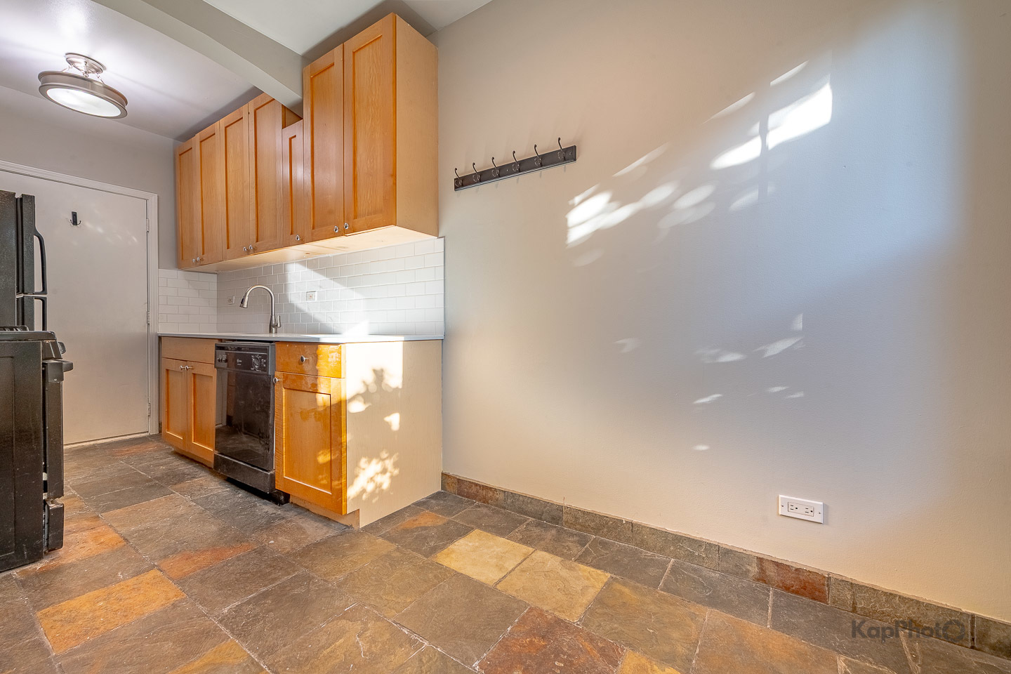 4240 N Clarendon Avenue Unit: 200S