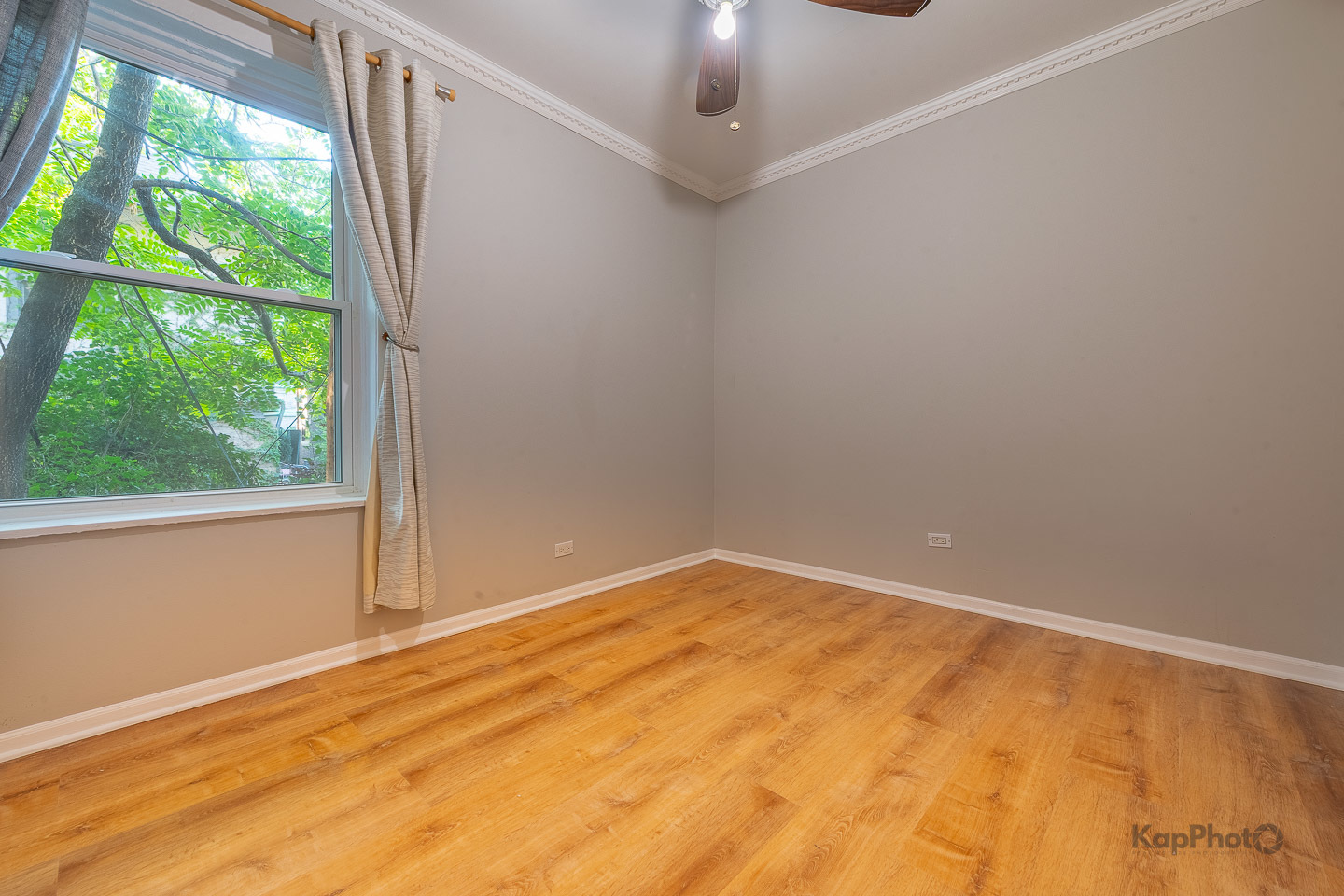 4240 N Clarendon Avenue Unit: 200S