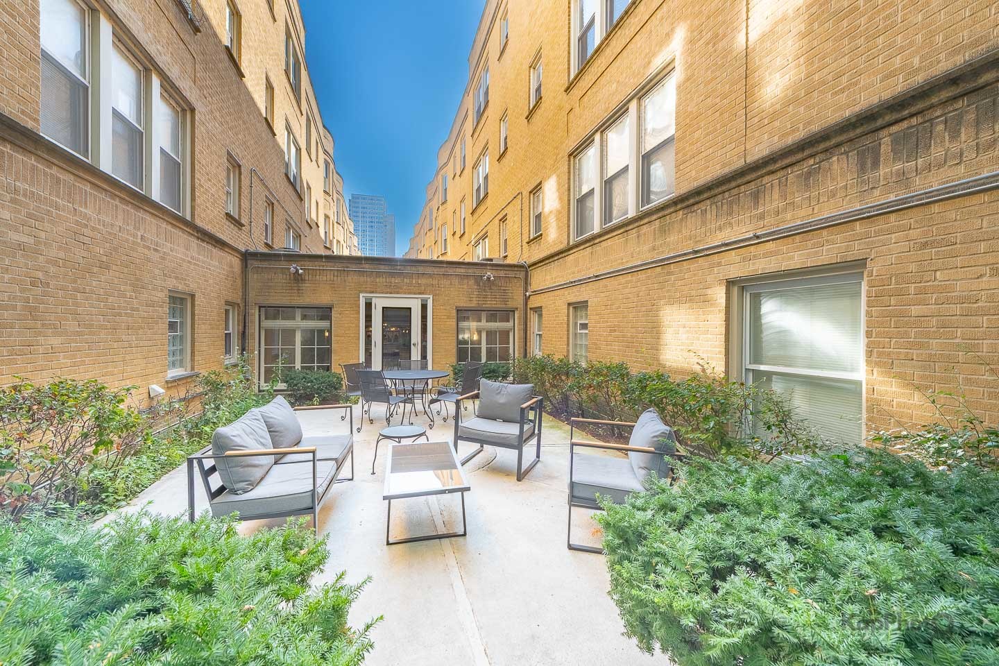 4240 N Clarendon Avenue Unit: 200S