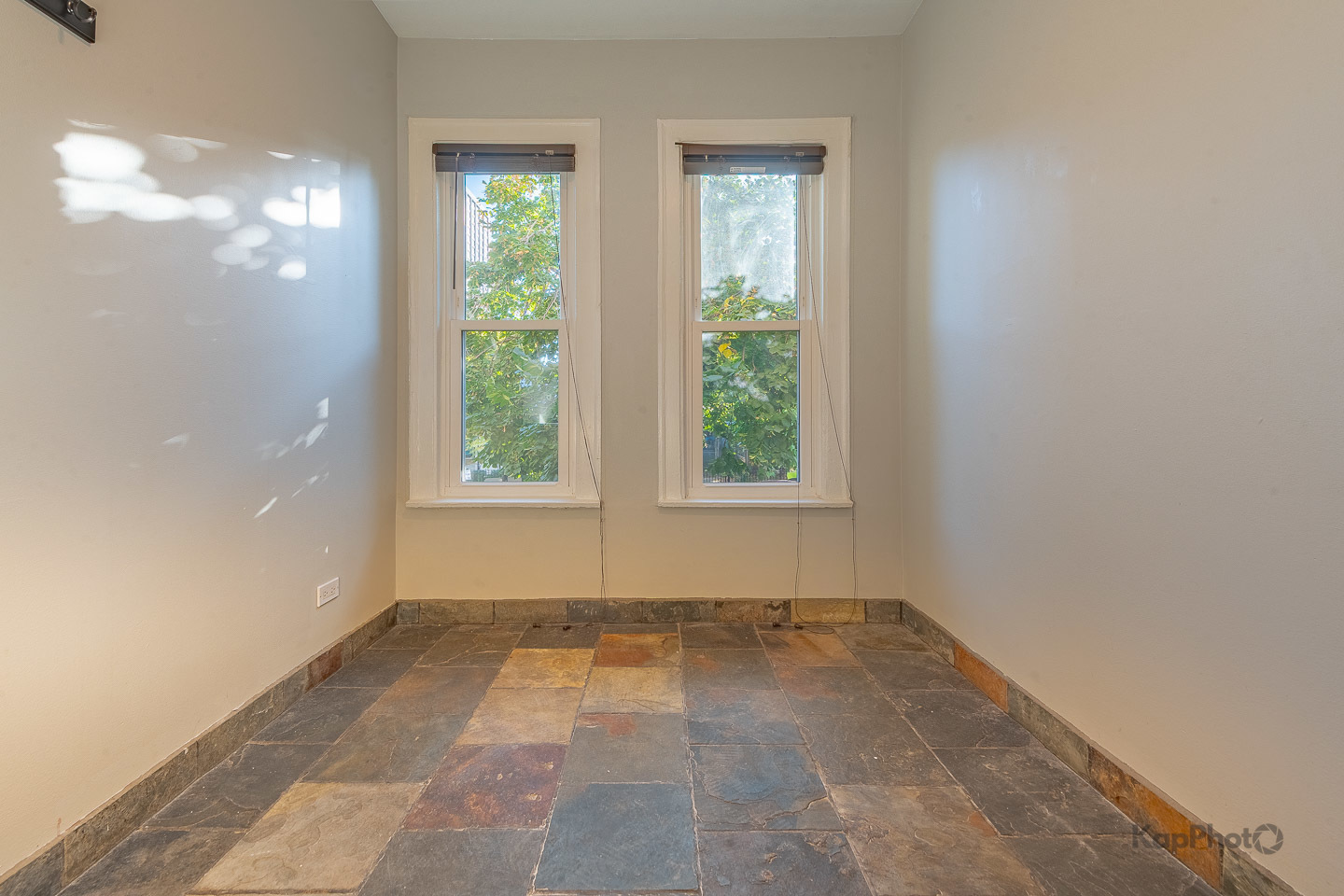 4240 N Clarendon Avenue Unit: 200S