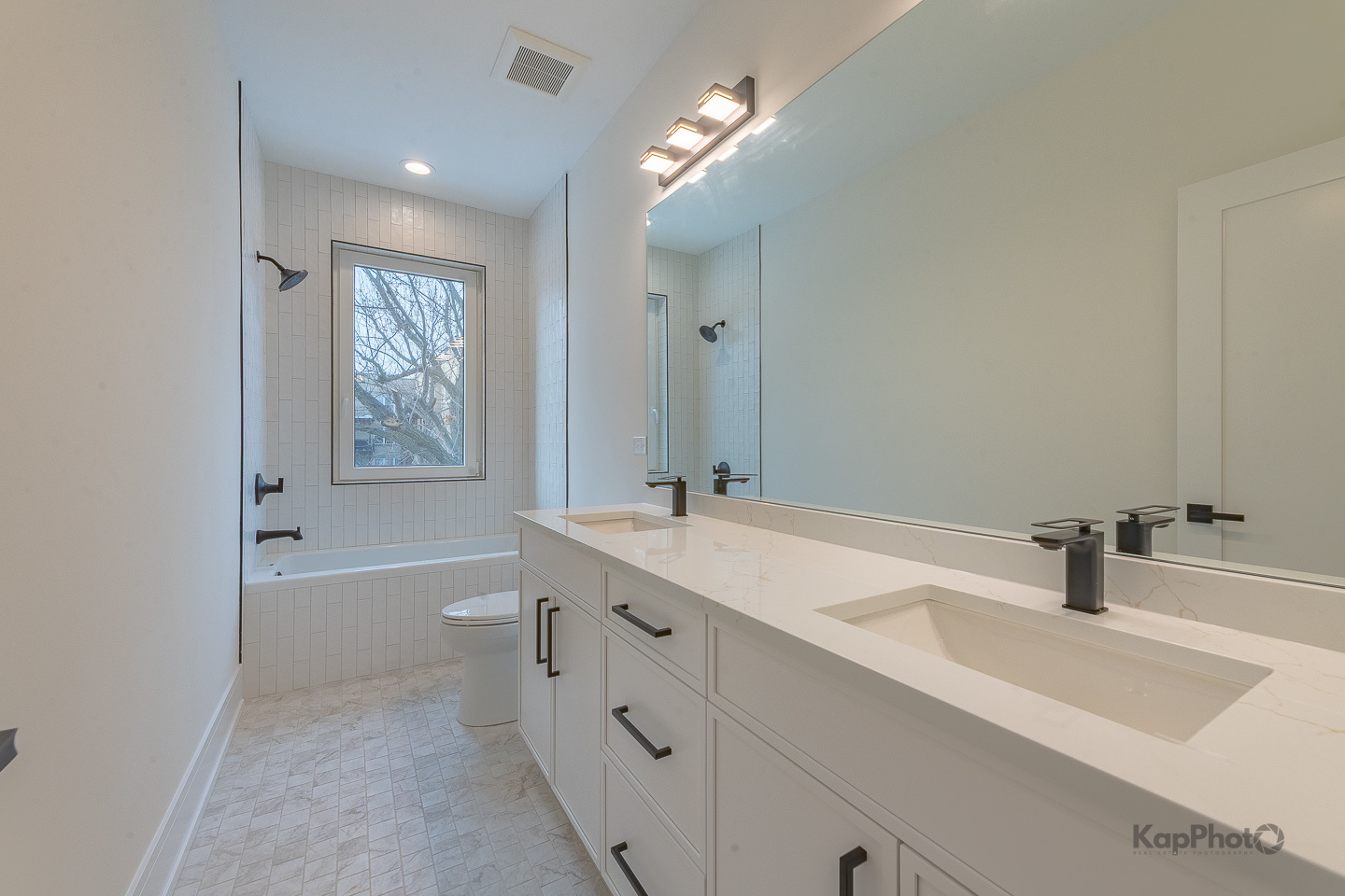 4015 N Albany Avenue