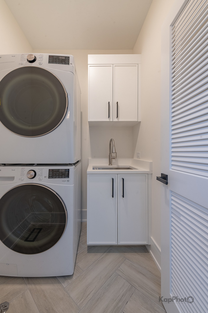 4015 N Albany Avenue