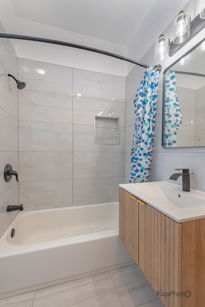 3328 S Emerald Avenue Unit: 3