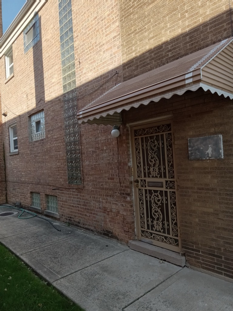 8816 S Blackstone Avenue