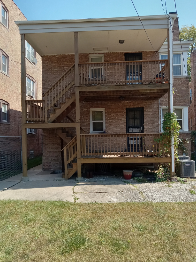 8816 S Blackstone Avenue