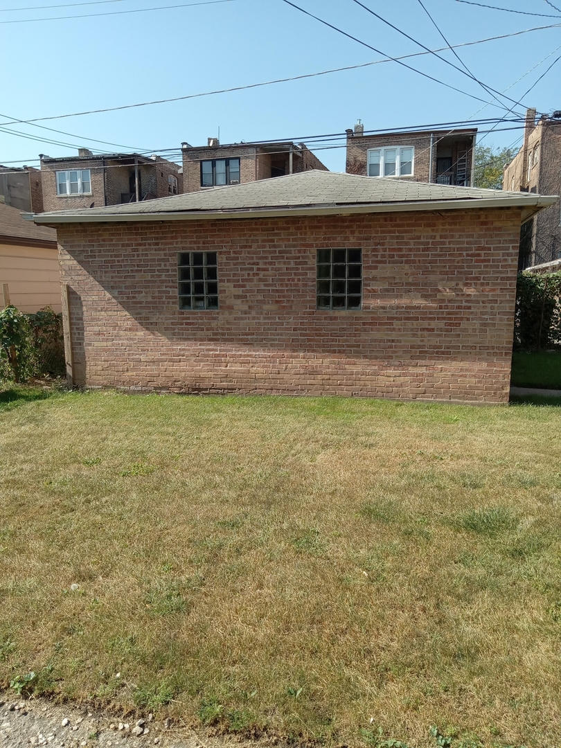 8816 S Blackstone Avenue