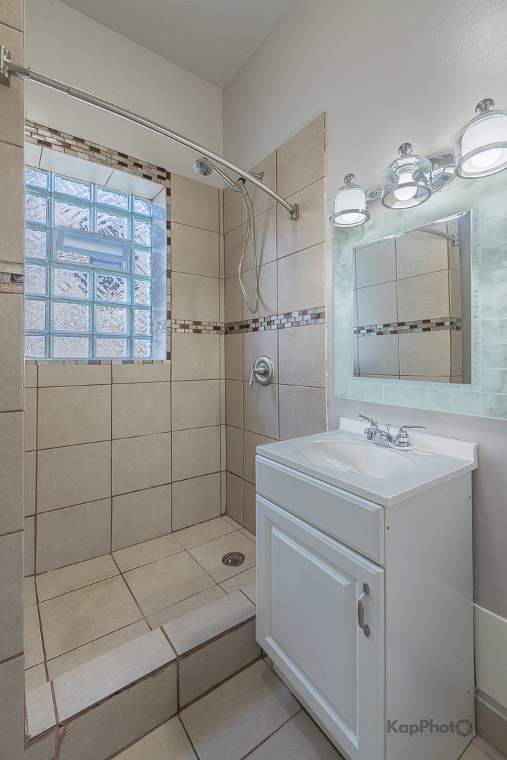 2504 S Blue Island Avenue Unit: 1F