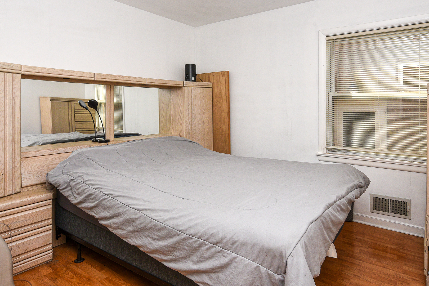 5036 S Leclaire Avenue