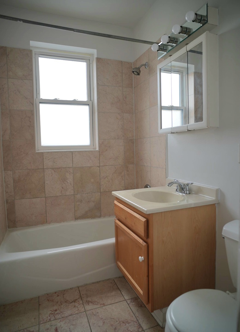 3045 N Laramie Avenue Unit: 2