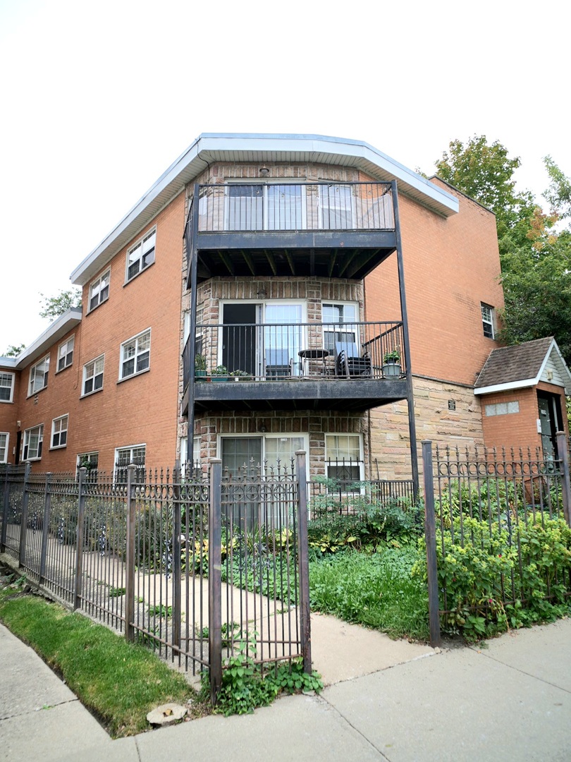 1937 W Pratt Boulevard Unit: 2N