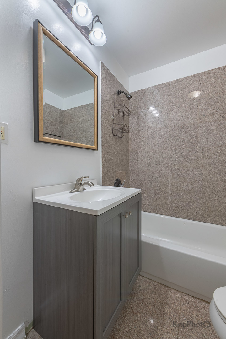 2041 W Jarvis Avenue Unit: 2E