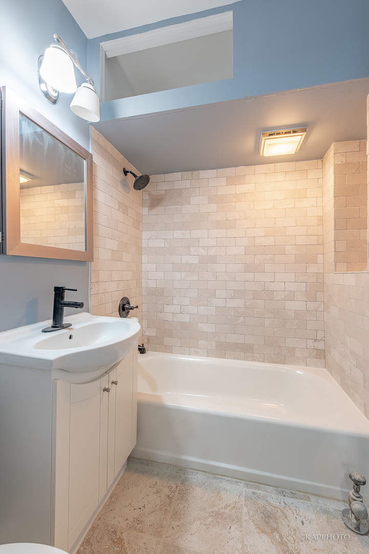 1329 W Addison Street Unit: 1A