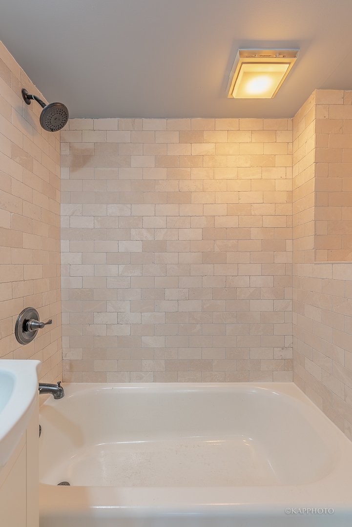 1329 W Addison Street Unit: 1A