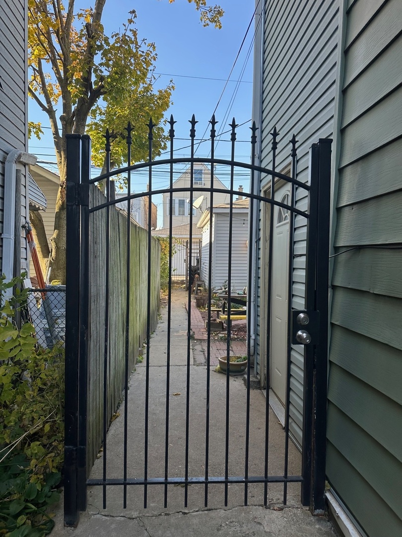 2946 N Lawndale Avenue