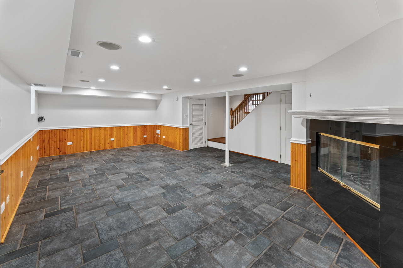 2135 W Leland Avenue