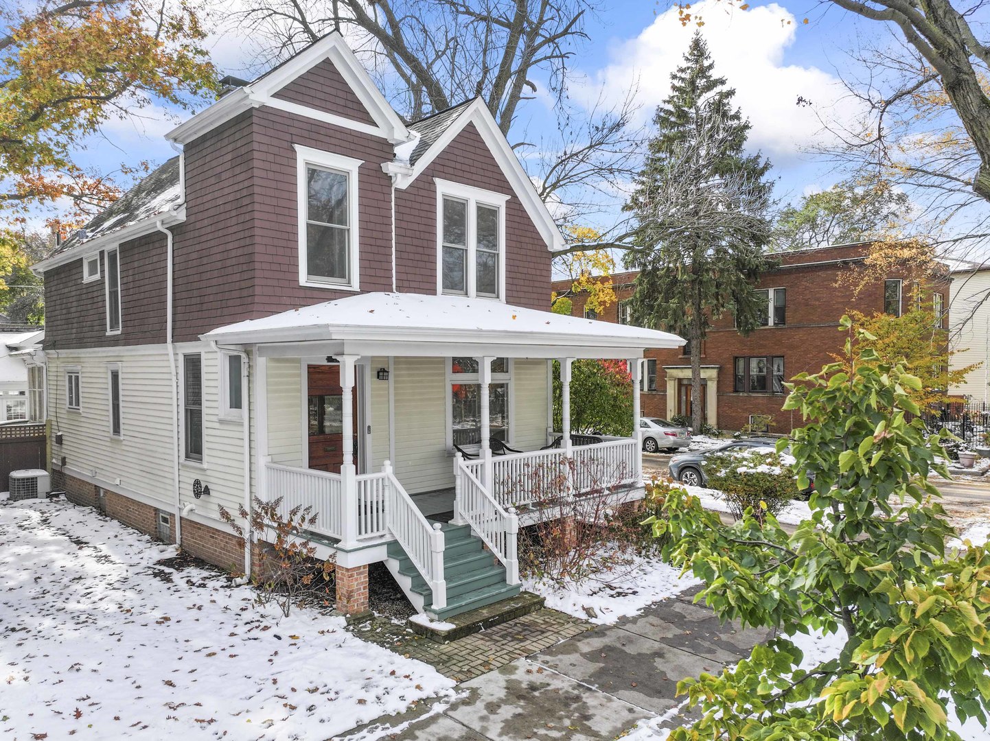 2135 W Leland Avenue