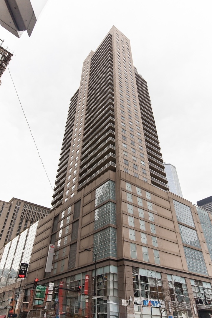 545 N Dearborn Street Unit: 902