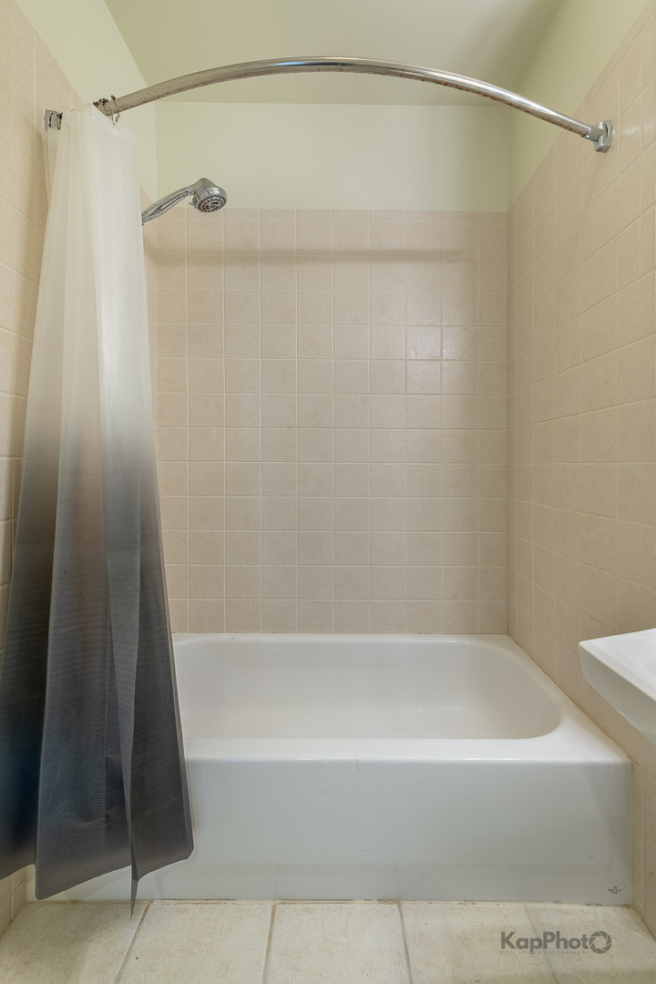 915 S Oak Park Avenue Unit: 1B