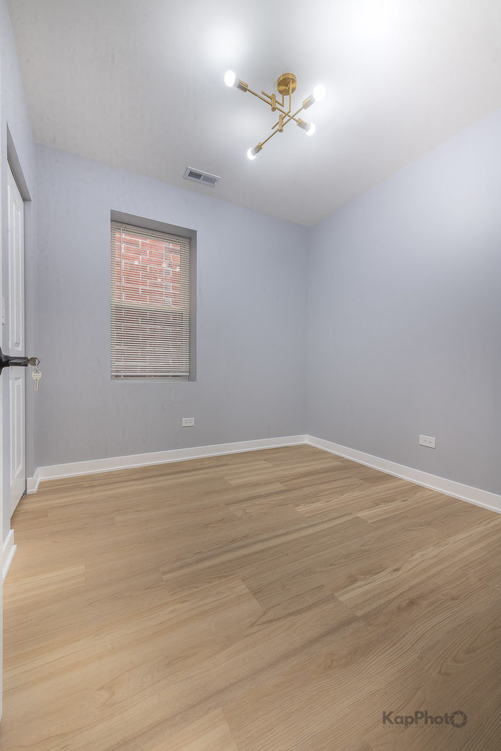 2821 S Emerald Avenue Unit: 2R