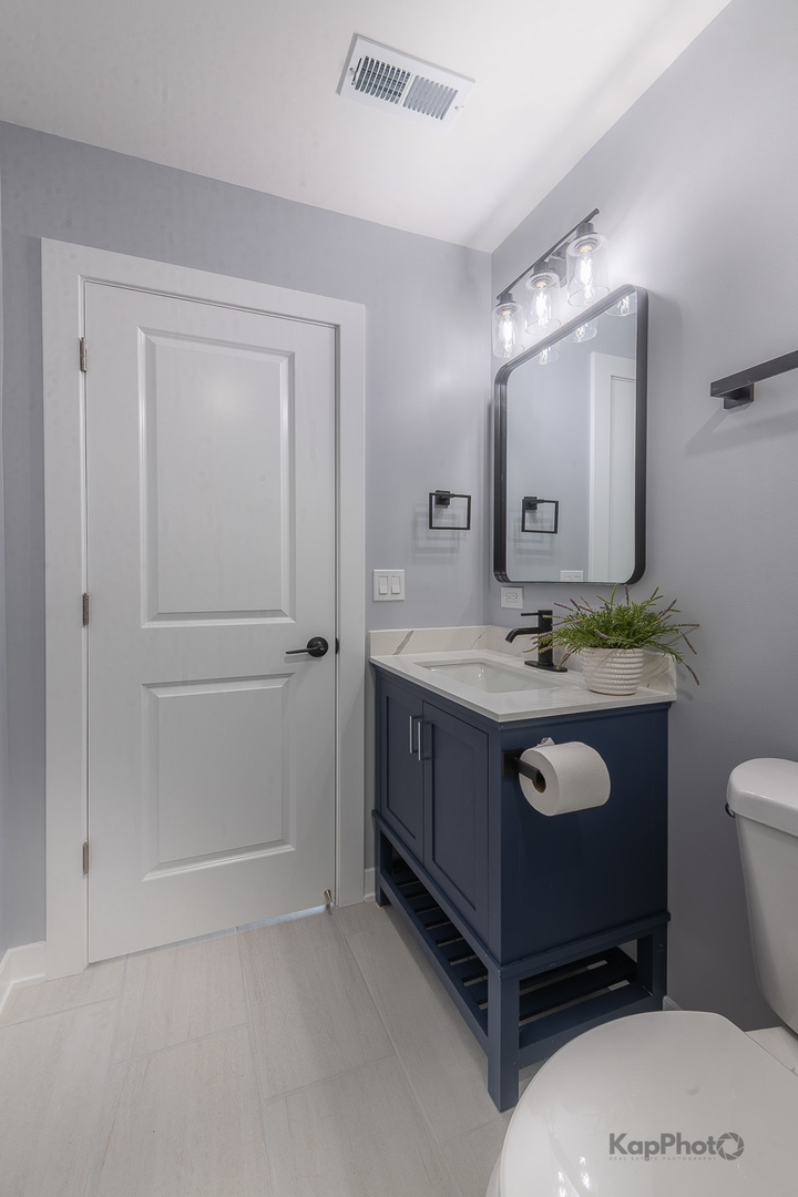 2821 S Emerald Avenue Unit: 2R