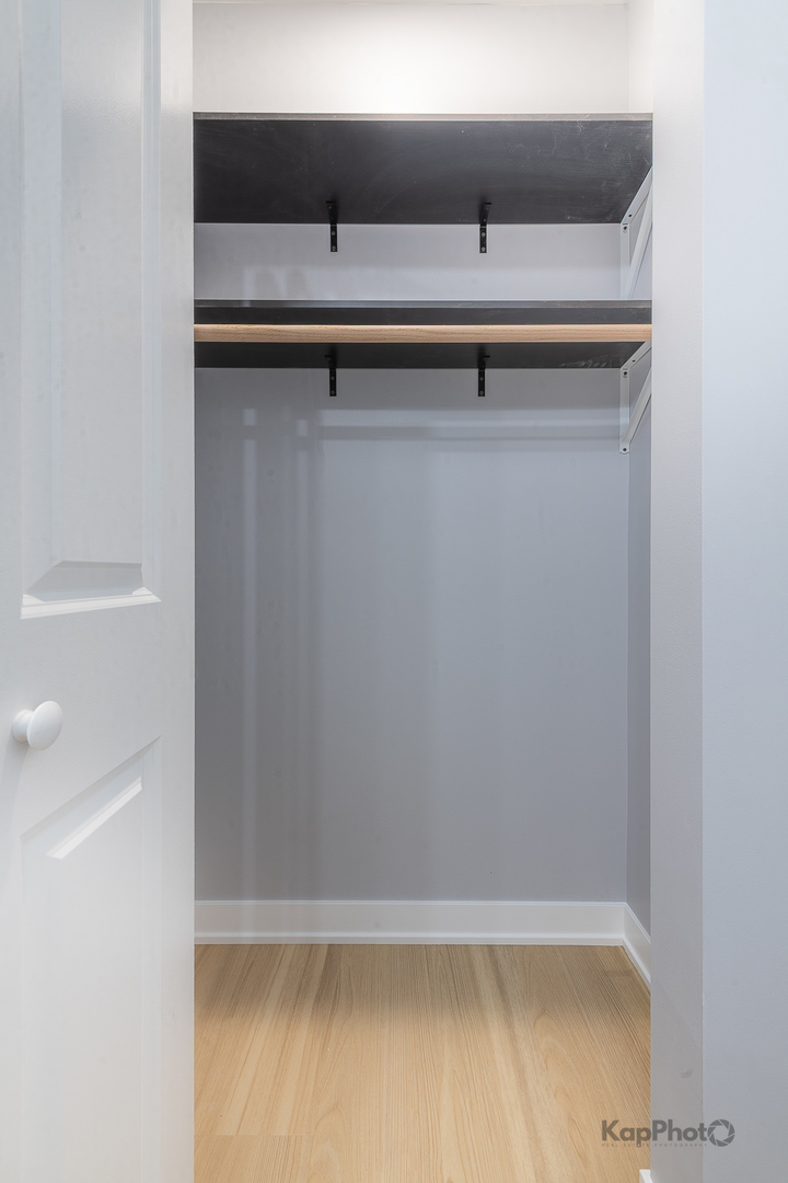 2821 S Emerald Avenue Unit: 2R