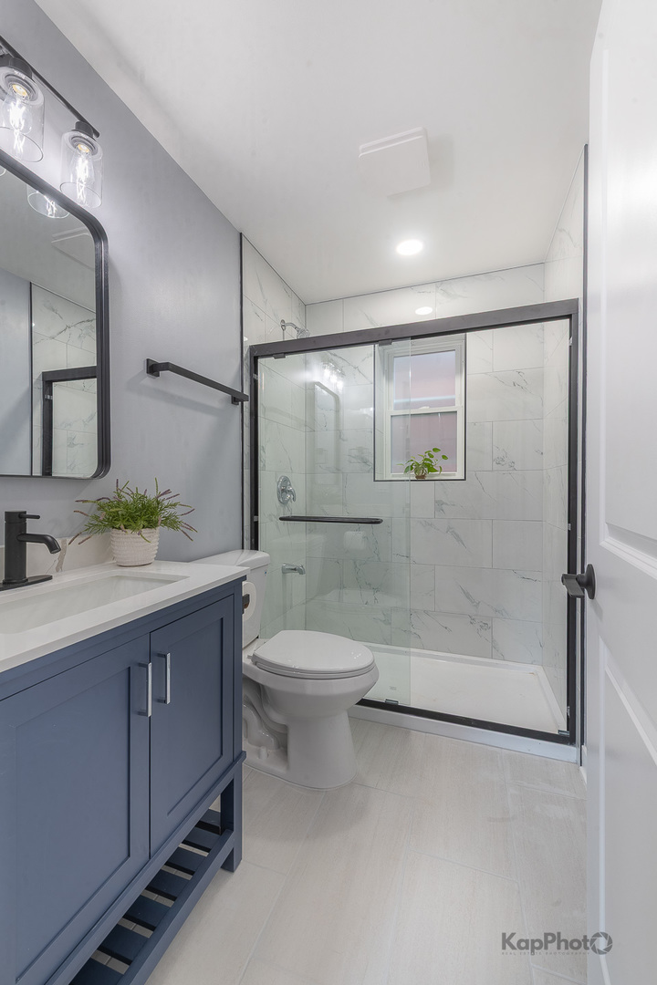 2821 S Emerald Avenue Unit: 2R