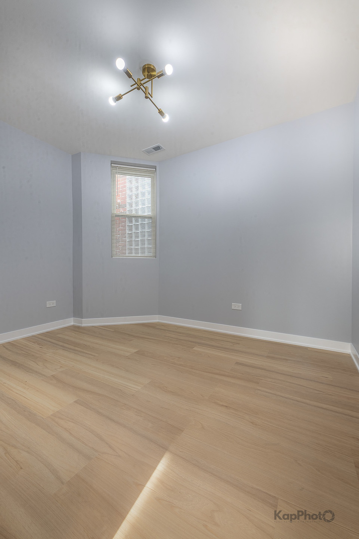 2821 S Emerald Avenue Unit: 2R