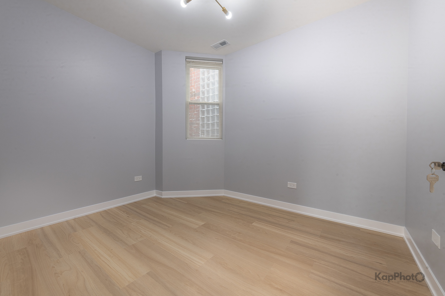 2821 S Emerald Avenue Unit: 2R