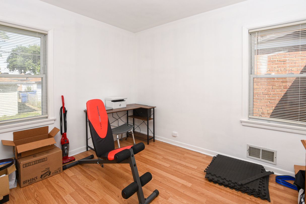 5036 S Leclaire Avenue