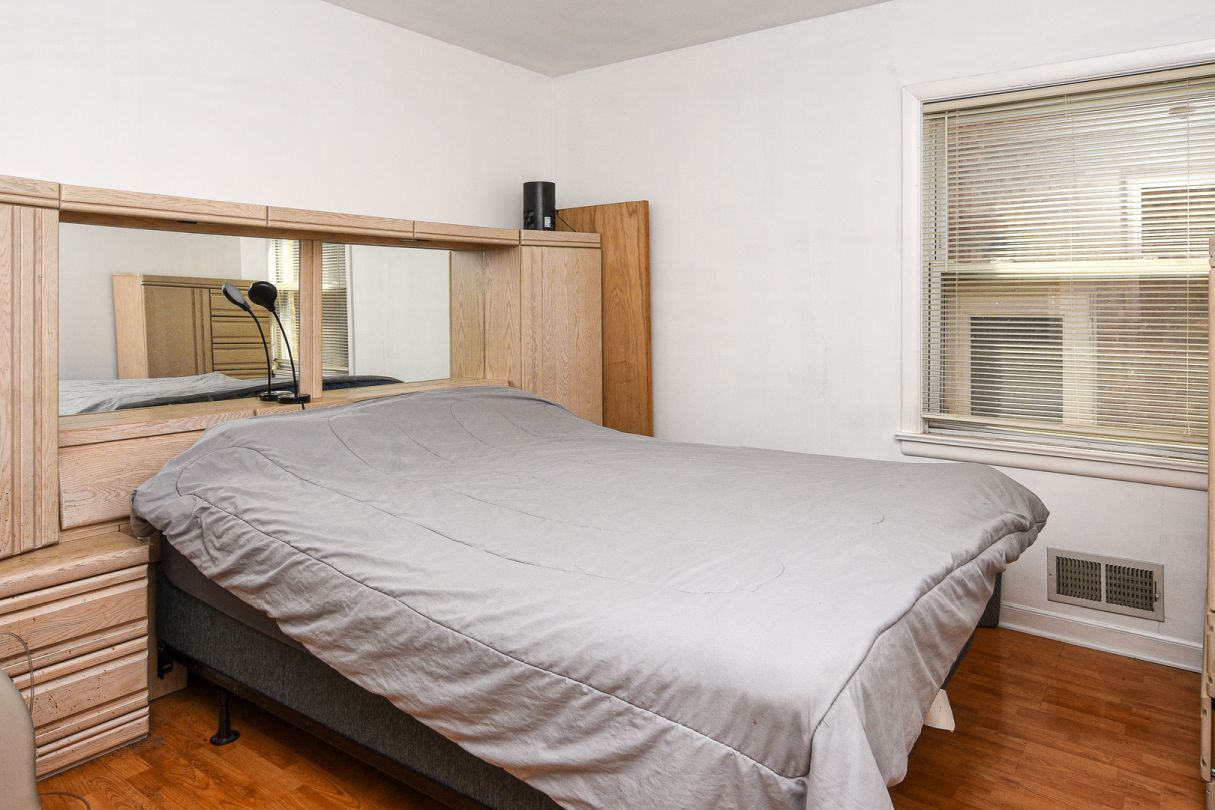 5036 S Leclaire Avenue