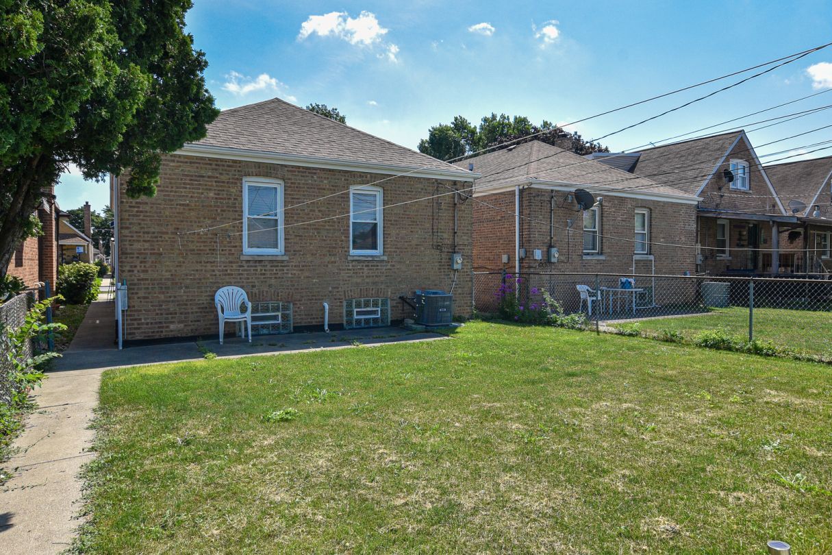 5036 S Leclaire Avenue