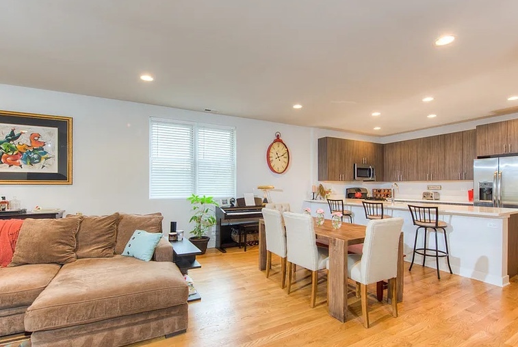 693 N Peoria Street Unit: 3S