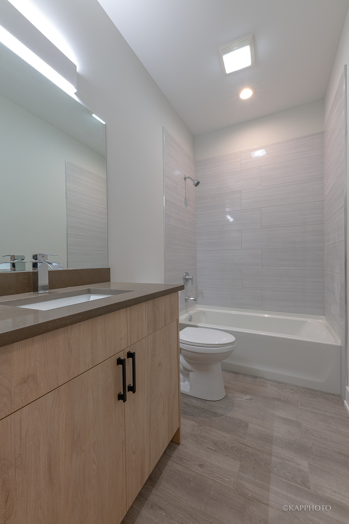 4021 N Keystone Avenue Unit: 1S