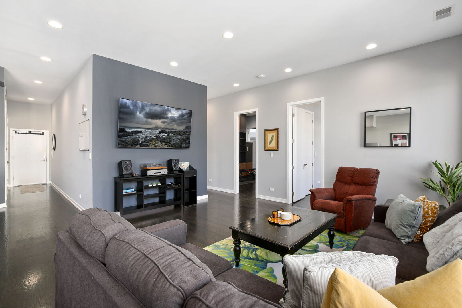 756 N Leavitt Street Unit: 3NW