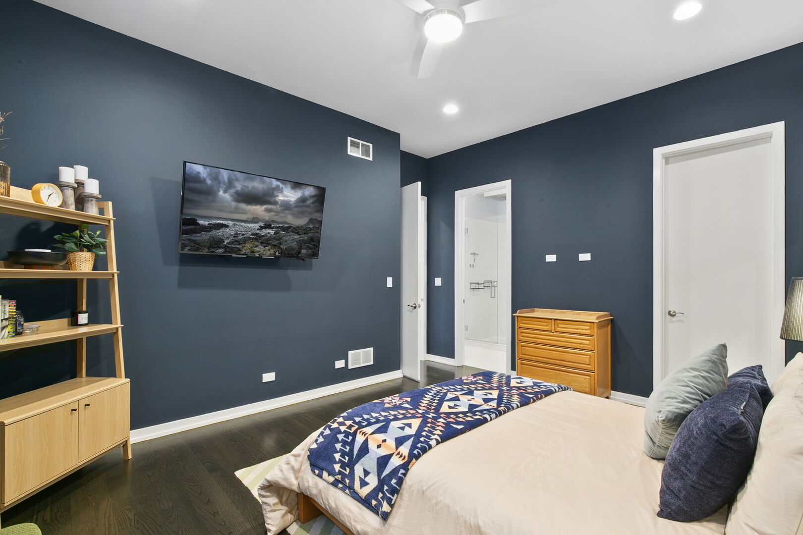 756 N Leavitt Street Unit: 3NW