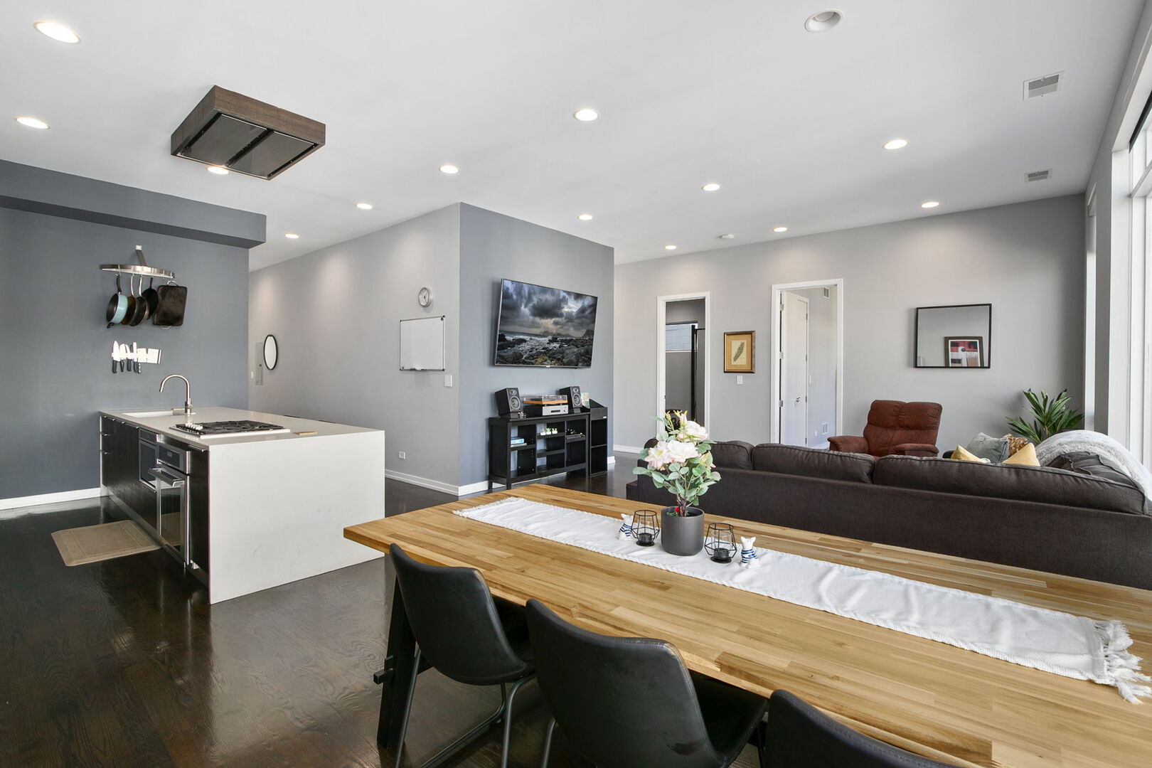 756 N Leavitt Street Unit: 3NW