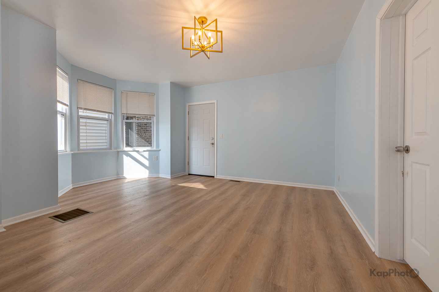 2821 S Emerald Avenue Unit: 1R