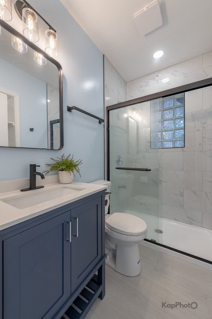 2821 S Emerald Avenue Unit: 1R