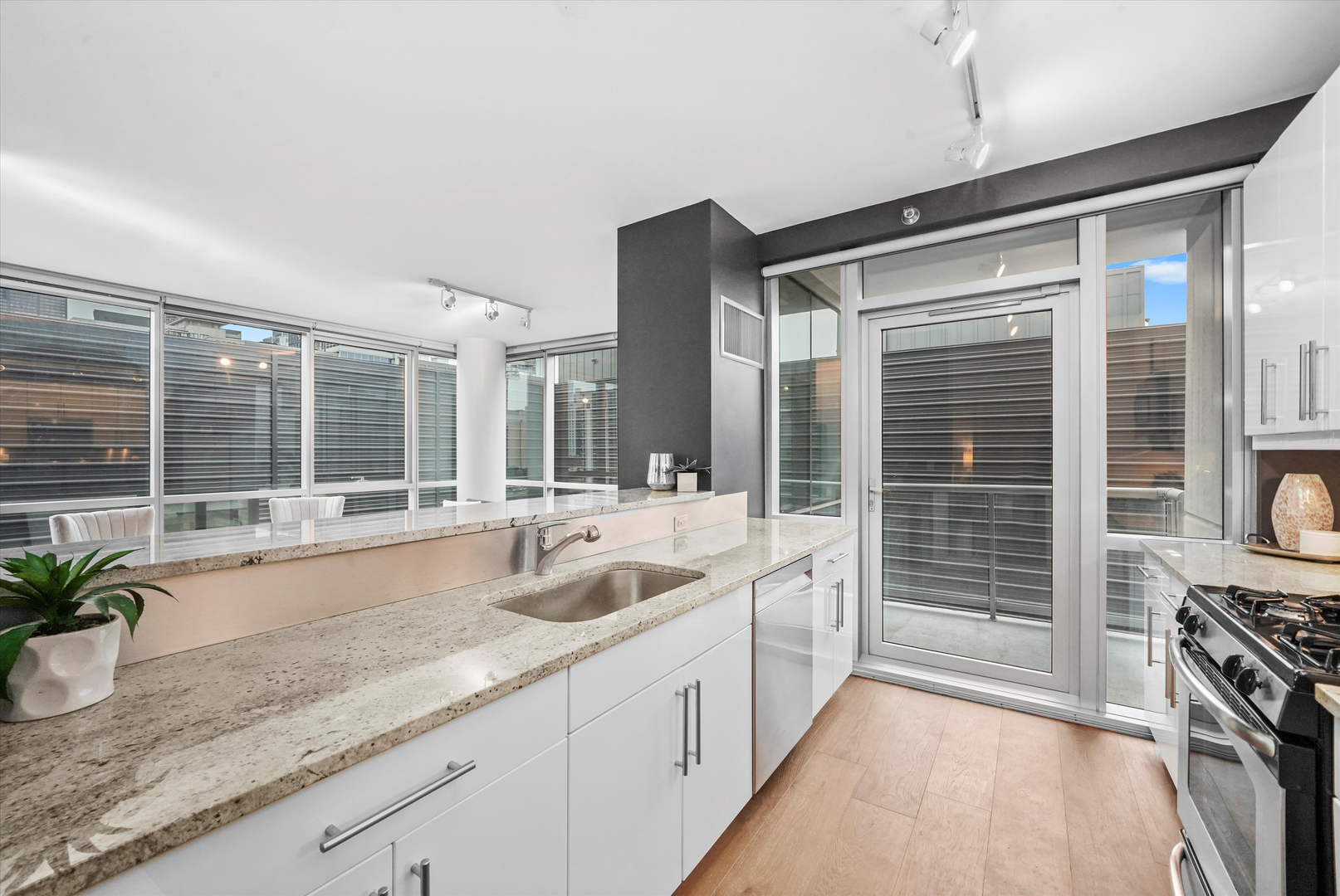 125 S Green Street Unit: 806A