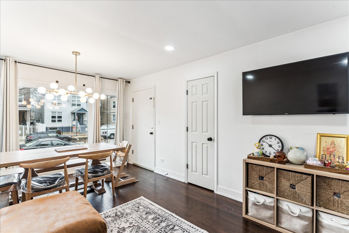 2735 N Mozart Avenue Unit: 1