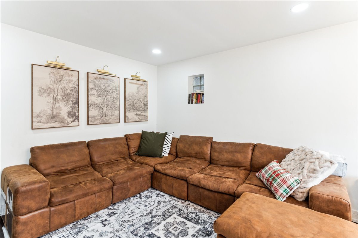 2735 N Mozart Avenue Unit: 1