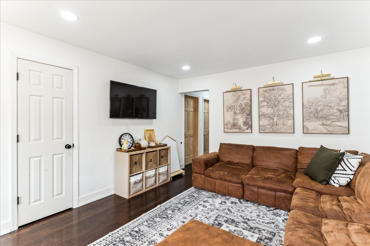 2735 N Mozart Avenue Unit: 1