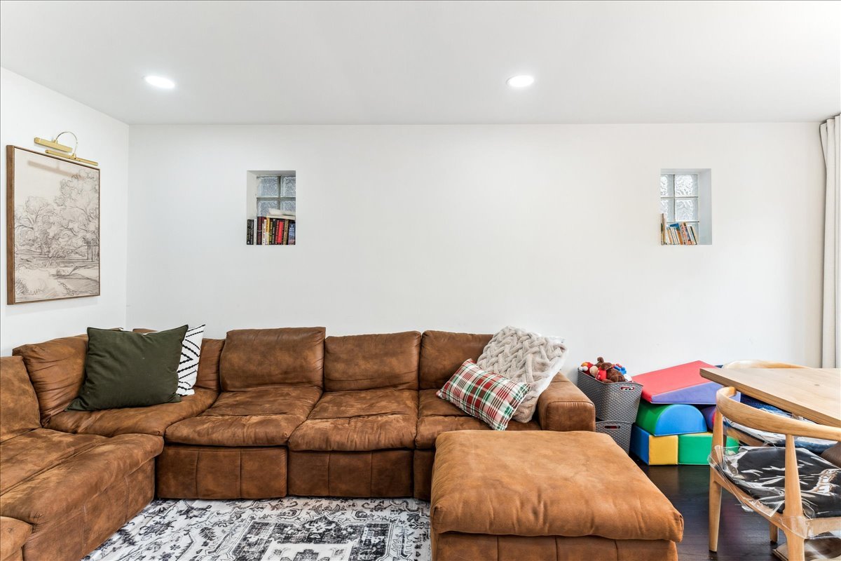 2735 N Mozart Avenue Unit: 1