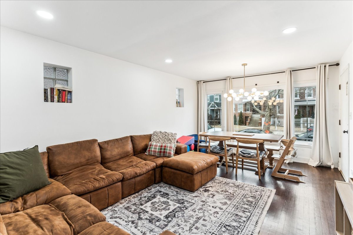 2735 N Mozart Avenue Unit: 1