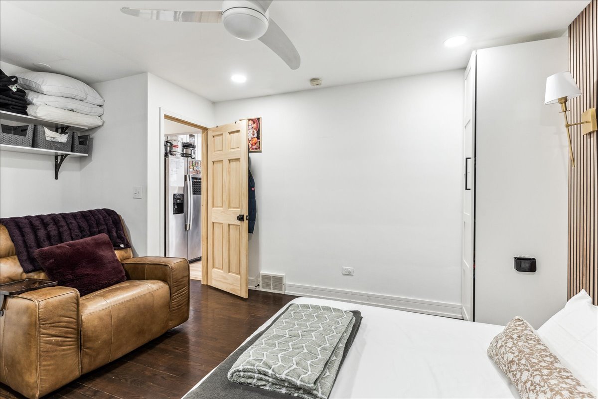 2735 N Mozart Avenue Unit: 1