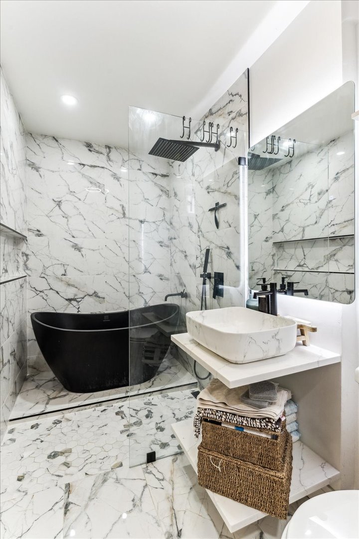 2735 N Mozart Avenue Unit: 1