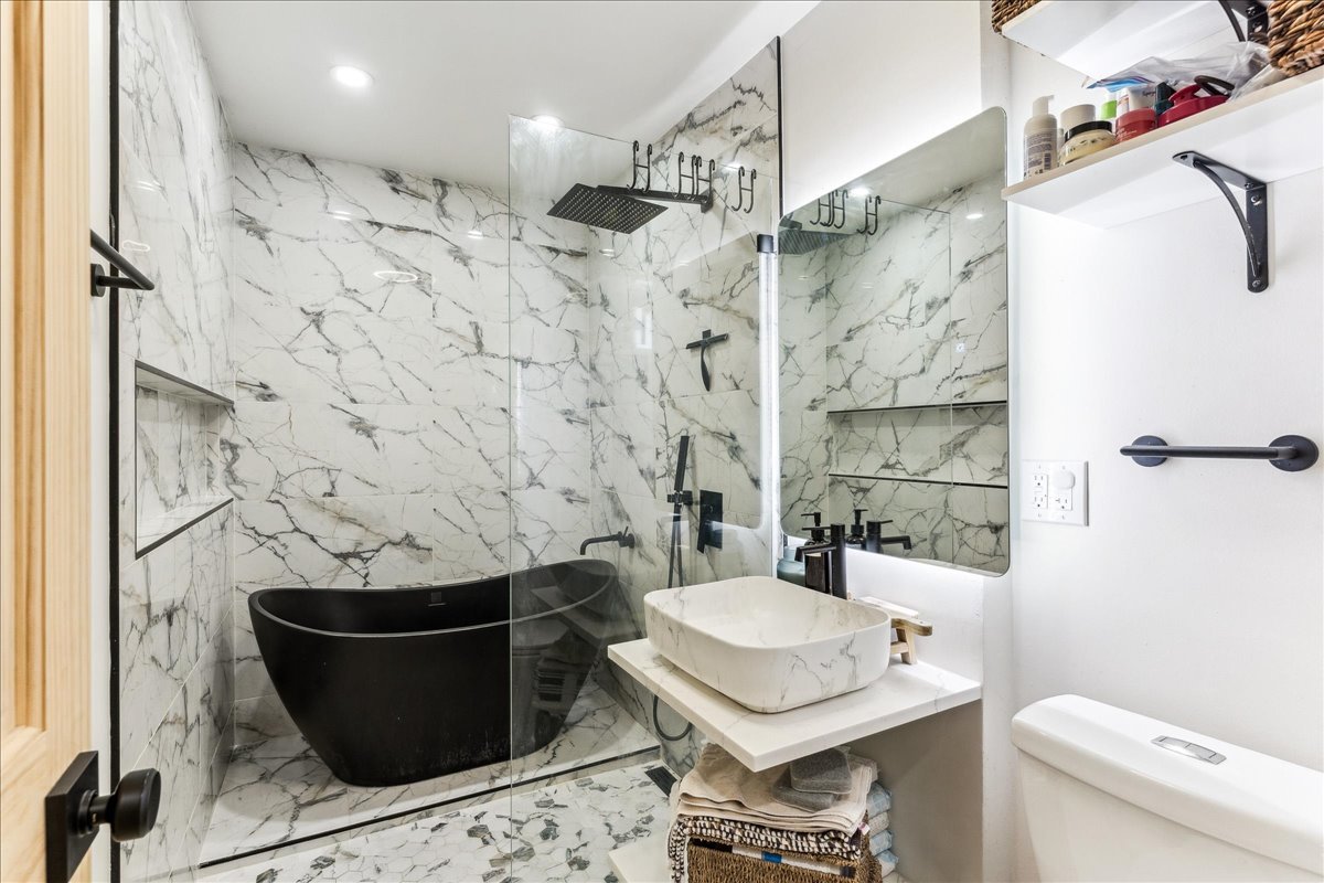 2735 N Mozart Avenue Unit: 1