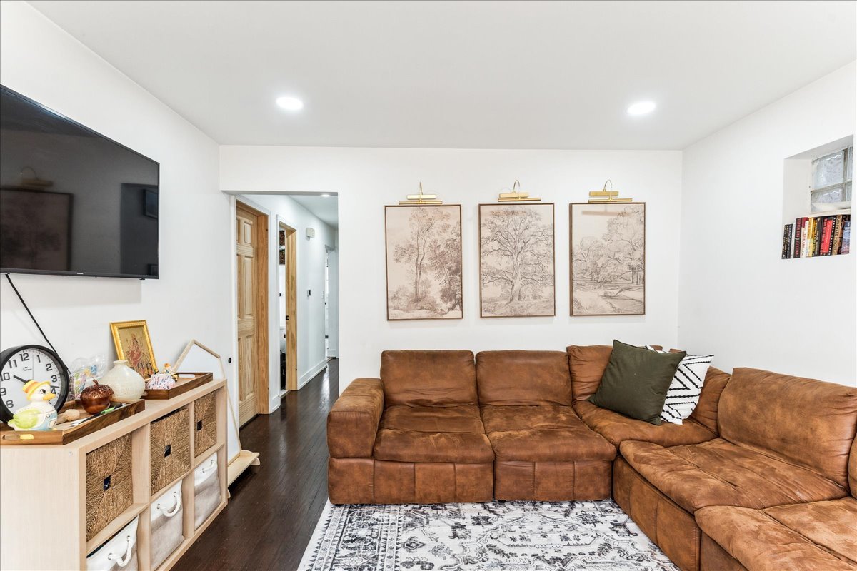 2735 N Mozart Avenue Unit: 1